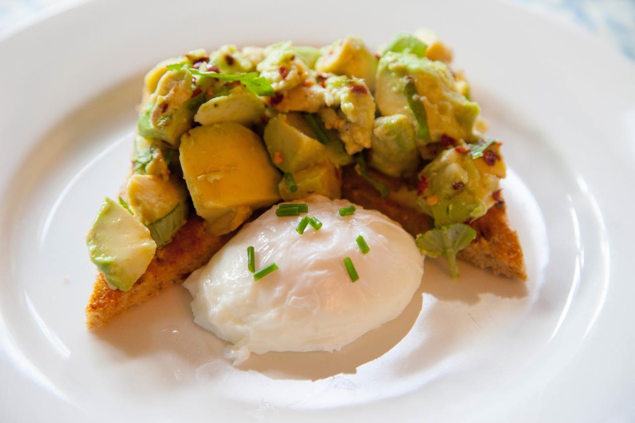 לינה וארוחת בוקר ריי Jeakes House מראה חיצוני תמונה Avocado on toast with a poached egg